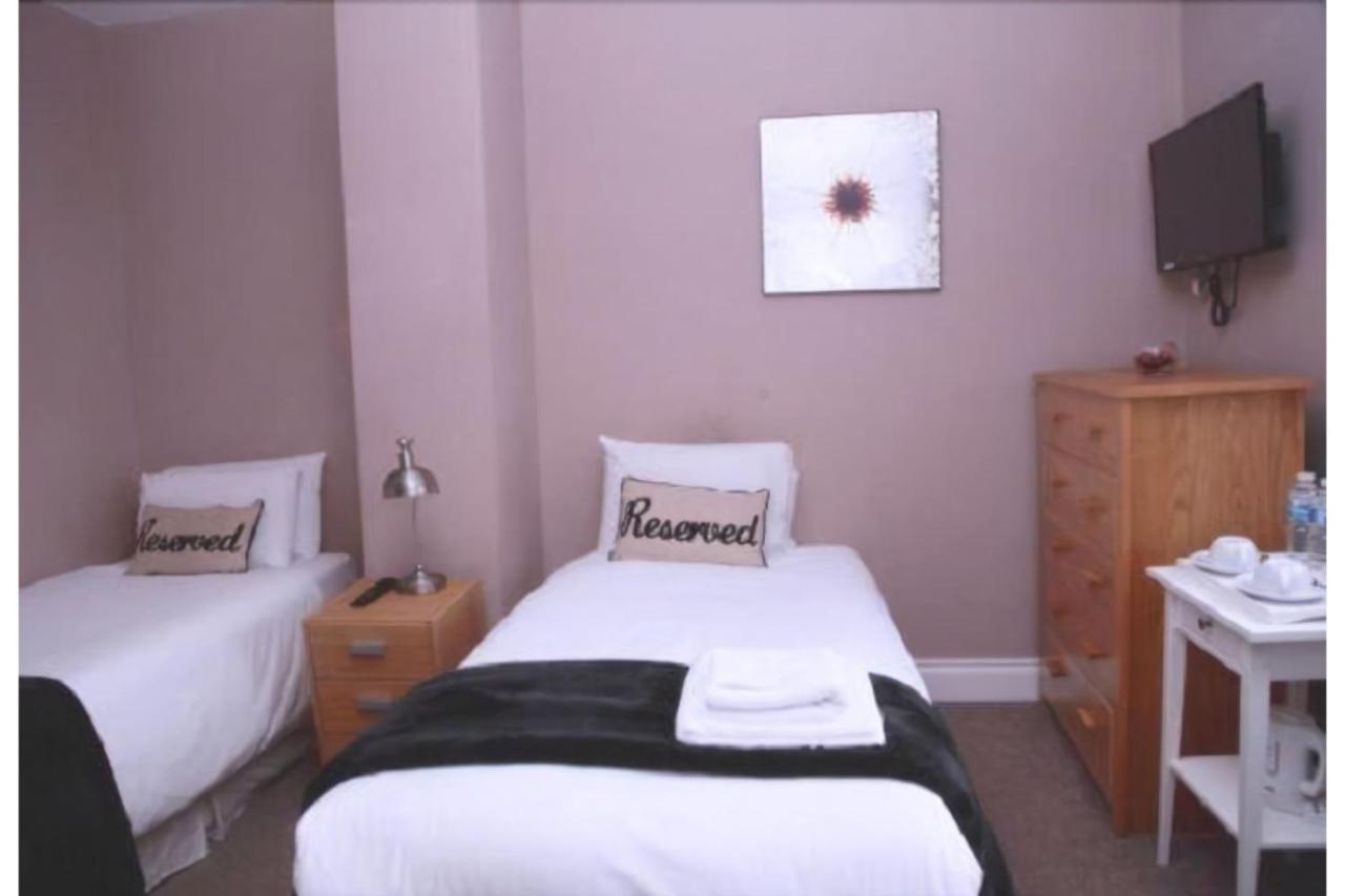 Hampton Court Hotel East Molesey Exteriör bild